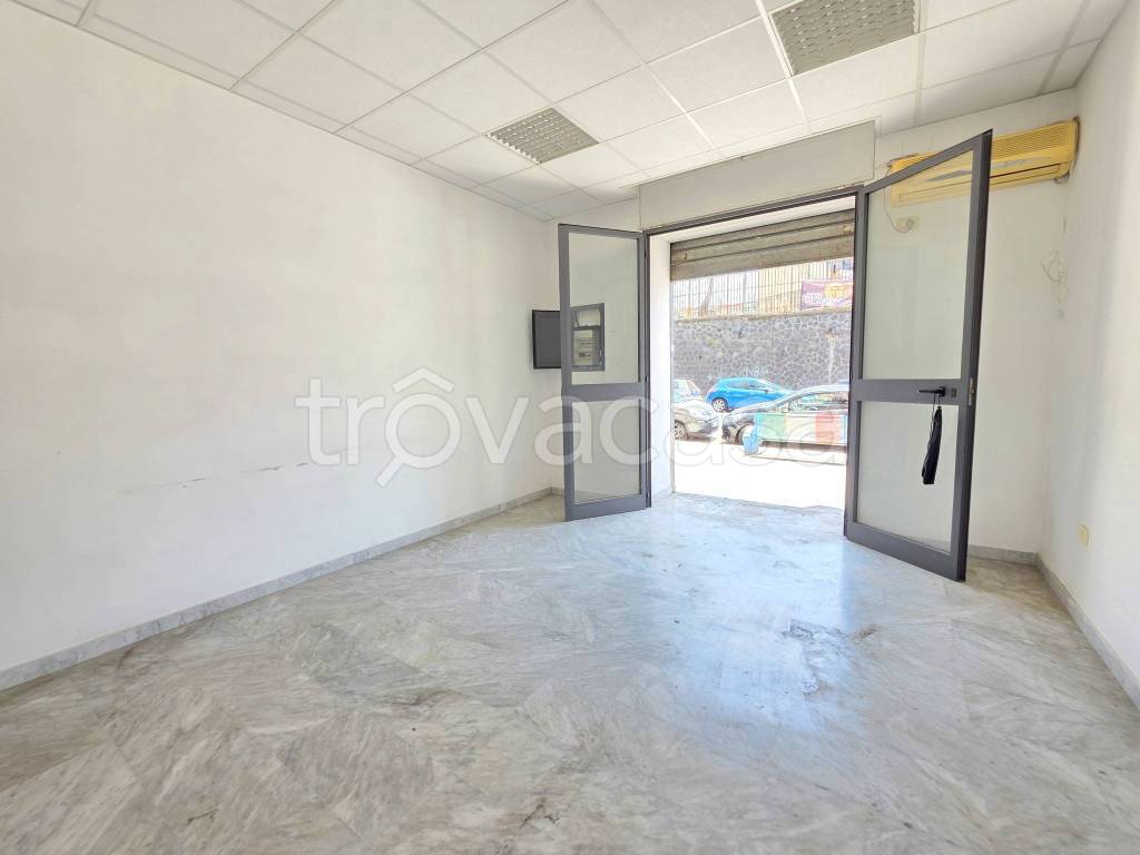 negozio in vendita a Napoli in zona Barra