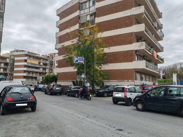 negozio in vendita a Napoli in zona Bagnoli