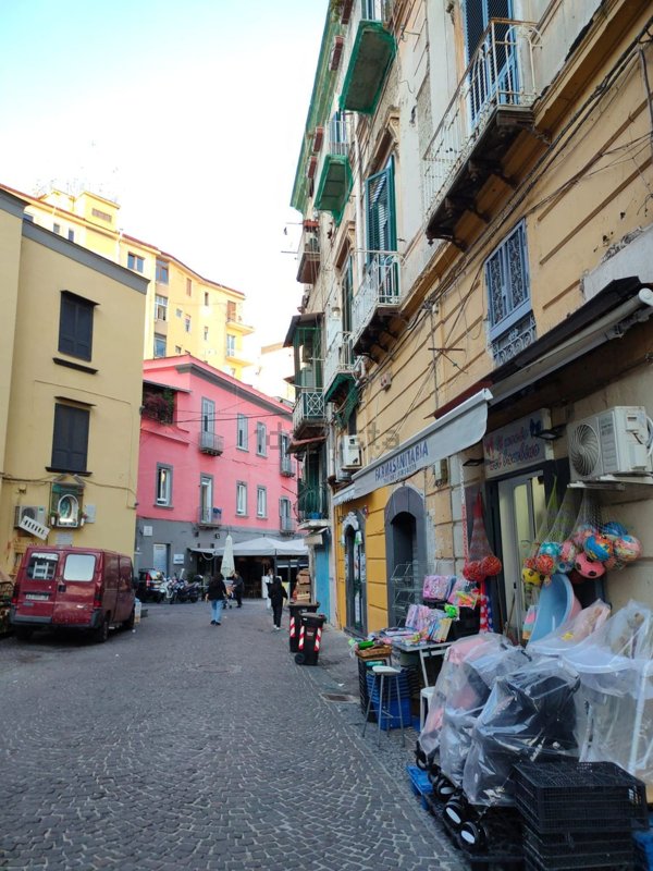 locale commerciale in vendita a Napoli in zona Vomero
