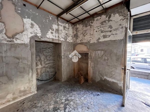 locale commerciale in vendita a Napoli in zona Secondigliano