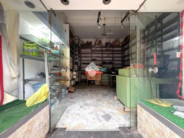 negozio in vendita a Napoli in zona Secondigliano