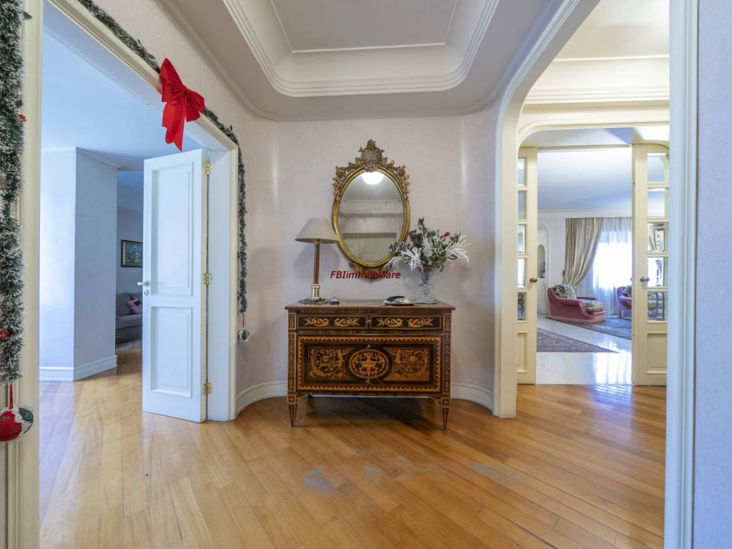 appartamento in vendita a Napoli in zona Chiaia