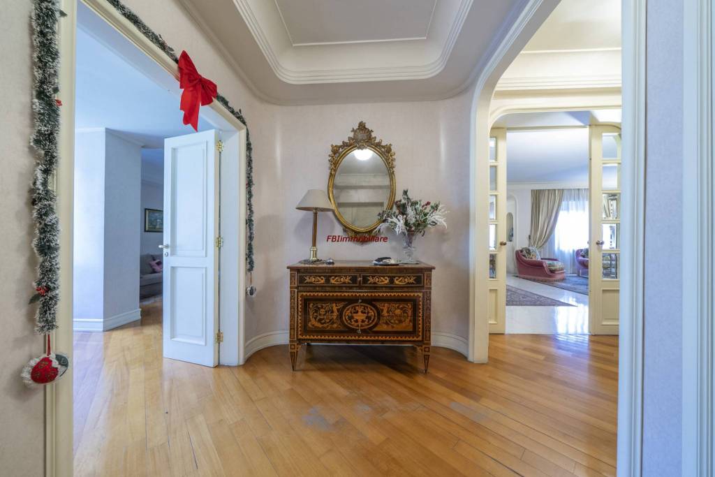 appartamento in vendita a Napoli in zona Chiaia