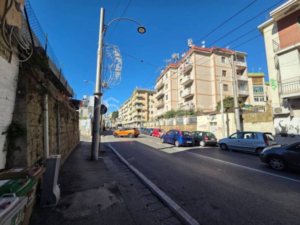 negozio in vendita a Napoli in zona Capodimonte / Colli Aminei