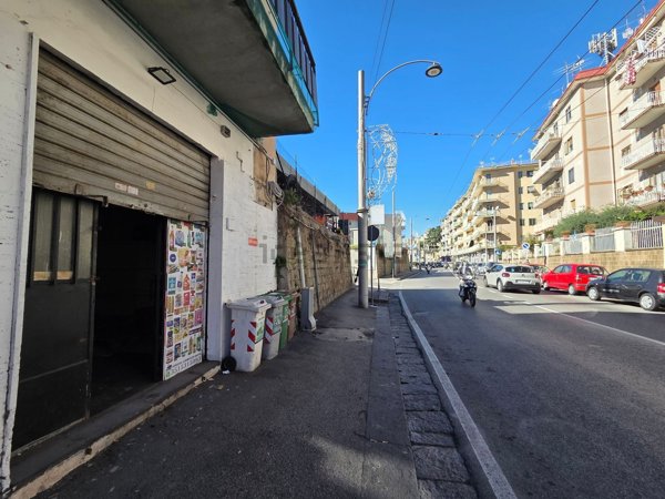 locale commerciale in vendita a Napoli in zona Capodimonte / Colli Aminei