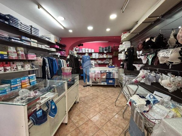 negozio in vendita a Napoli in zona San Ferdinando