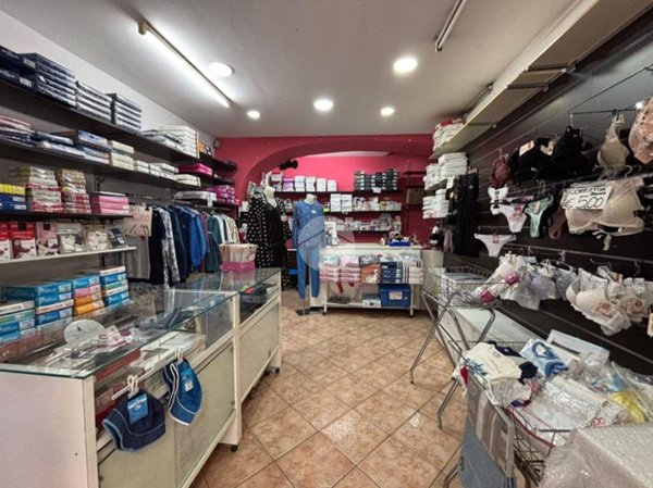 negozio in vendita a Napoli in zona San Ferdinando