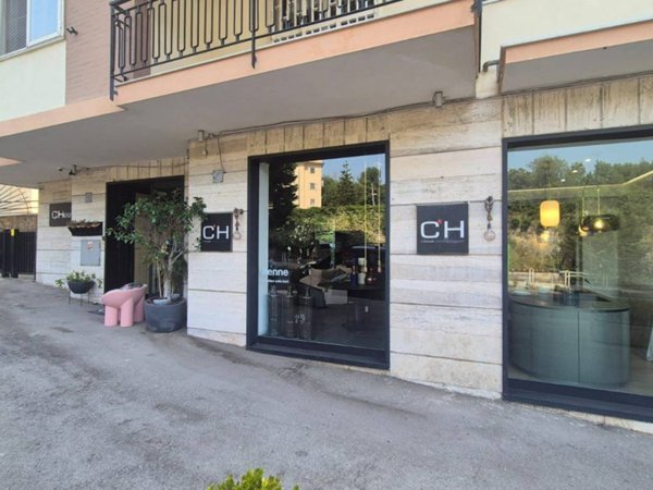 negozio in vendita a Napoli in zona Camaldoli