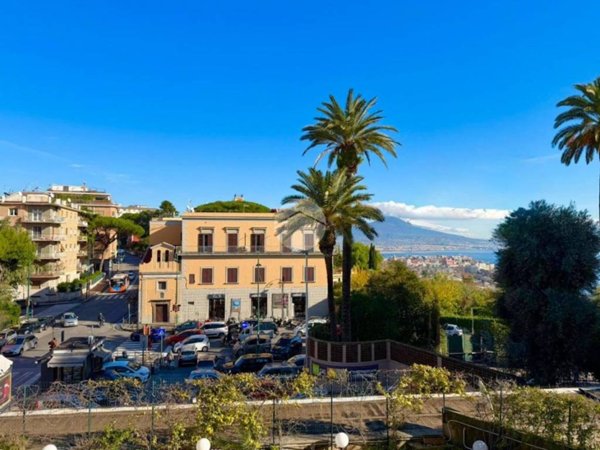 appartamento in vendita a Napoli in zona Chiaia