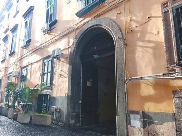 negozio in vendita a Napoli in zona Chiaia