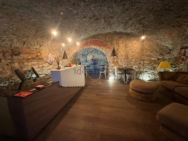 locale commerciale in vendita a Napoli in zona Pendino / San Giuseppe