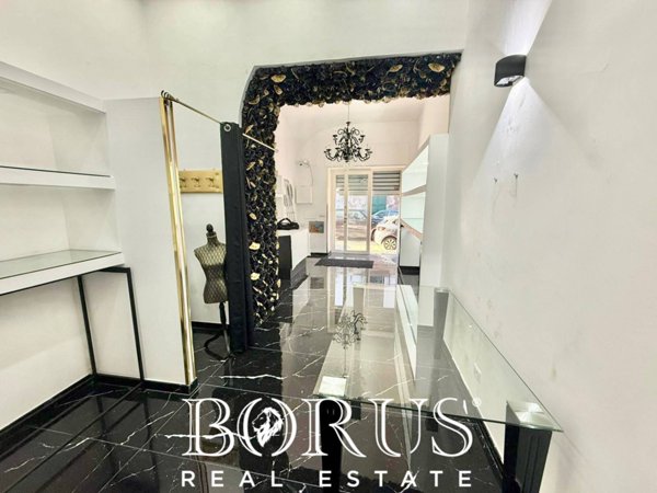 locale commerciale in vendita a Napoli in zona San Giovanni a Teduccio