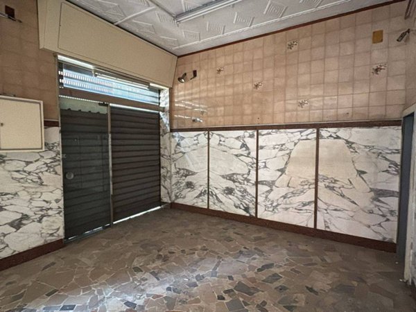 negozio in vendita a Napoli in zona San Carlo all'Arena