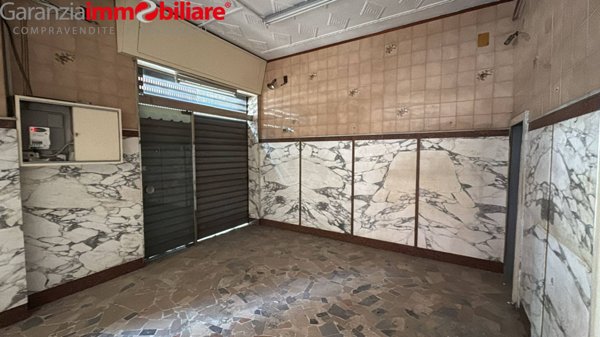 locale commerciale in vendita a Napoli in zona San Carlo all'Arena