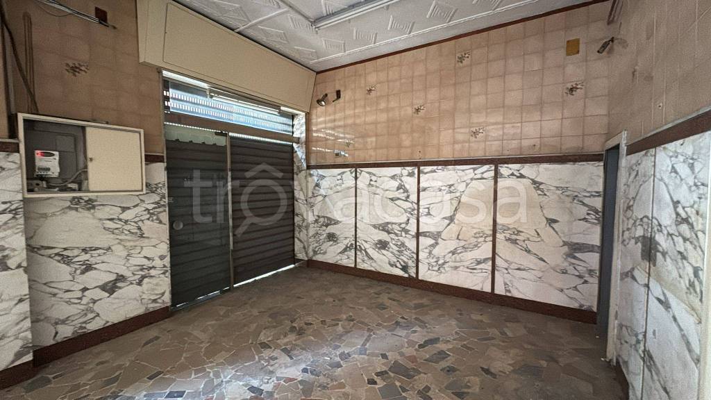 negozio in vendita a Napoli in zona San Carlo all'Arena