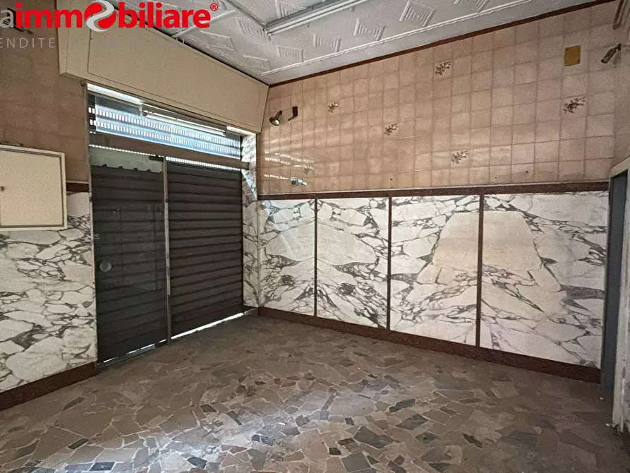 locale commerciale in vendita a Napoli in zona San Carlo all'Arena