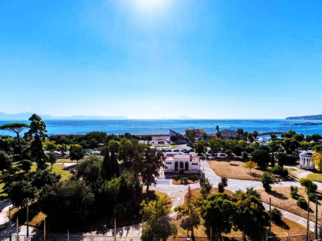 appartamento in vendita a Napoli in zona Chiaia