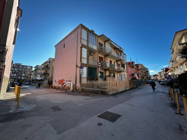 locale commerciale in vendita a Napoli in zona Soccavo