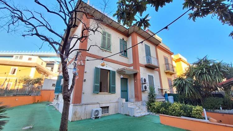casa indipendente in vendita a Napoli in zona Mercato