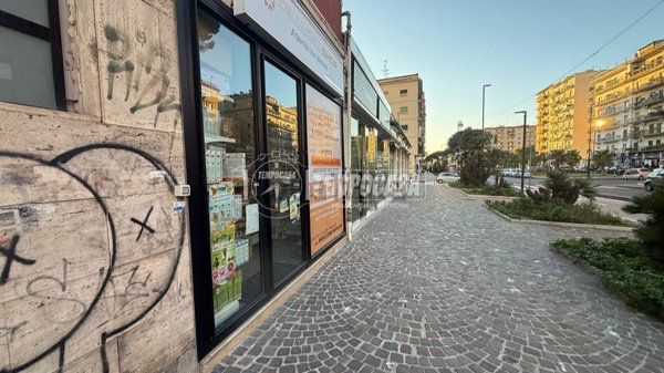 locale commerciale in vendita a Napoli in zona Fuorigrotta