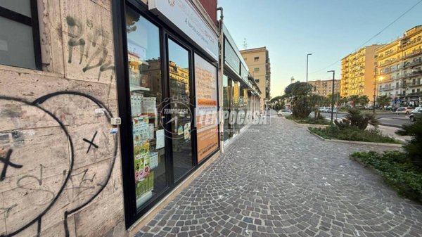 negozio in vendita a Napoli in zona Fuorigrotta