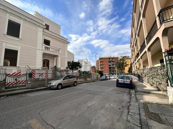 appartamento in vendita a Napoli in zona San Carlo all'Arena