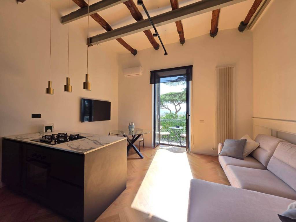 appartamento in vendita a Napoli in zona San Carlo all'Arena