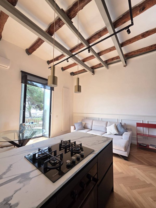 appartamento in vendita a Napoli in zona San Carlo all'Arena