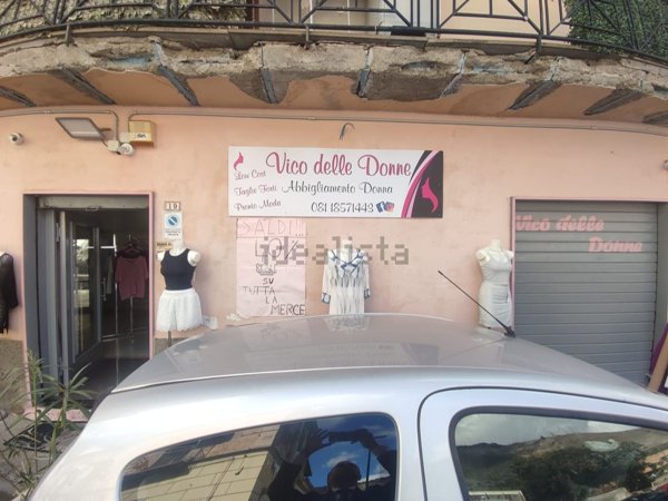 locale commerciale in vendita a Napoli in zona Soccavo