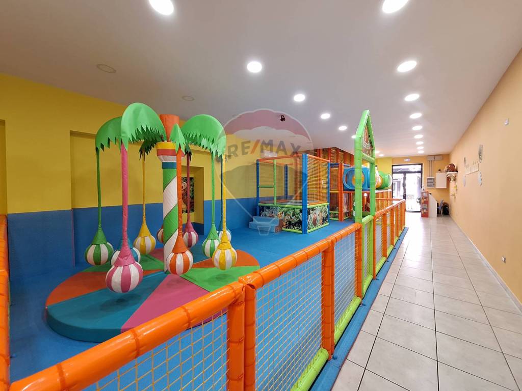 negozio in vendita a Napoli in zona Zona Industriale-Ferrovia