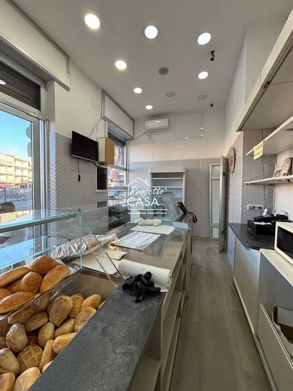 negozio in vendita a Napoli in zona Barra