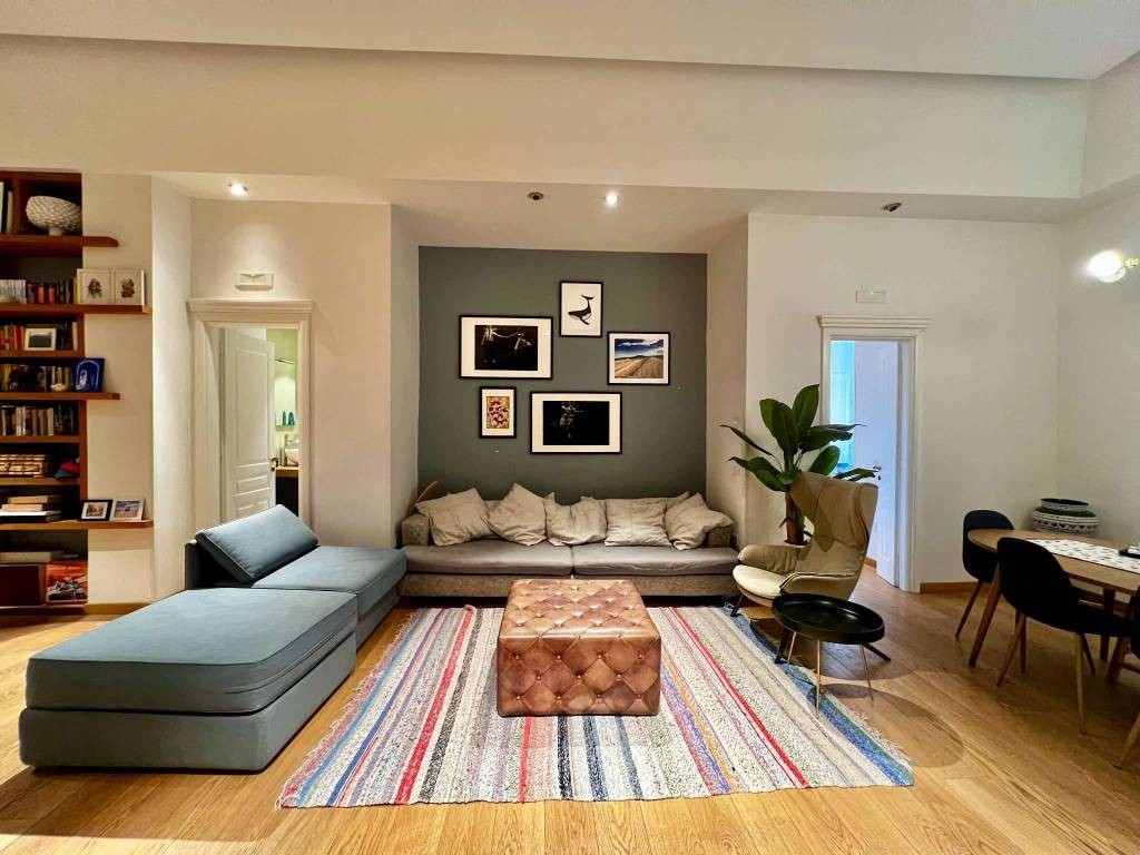 appartamento in vendita a Napoli in zona Chiaia