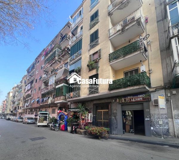 locale commerciale in vendita a Napoli in zona Secondigliano