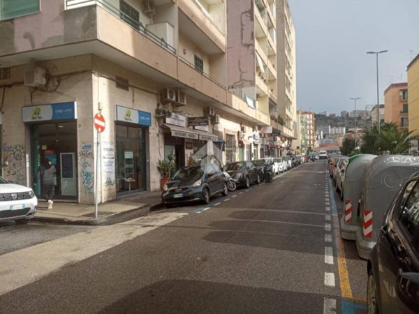 negozio in vendita a Napoli in zona Fuorigrotta