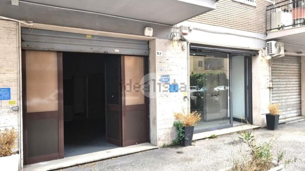 locale commerciale in vendita a Napoli in zona Arenella