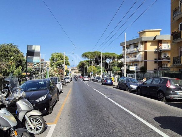 negozio in vendita a Napoli in zona Capodimonte / Colli Aminei