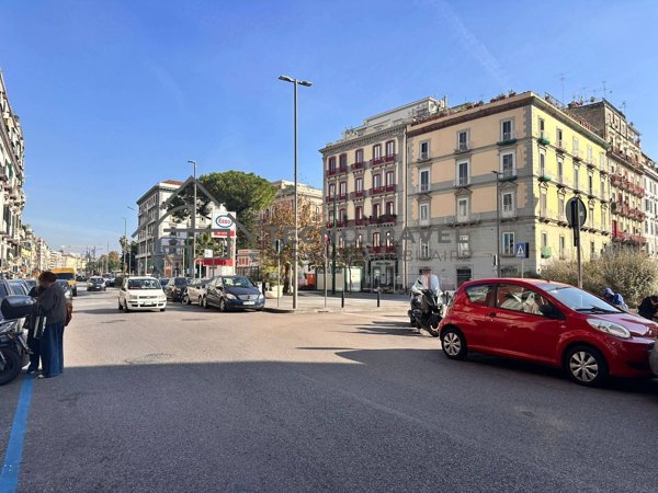 appartamento in vendita a Napoli in zona Chiaia
