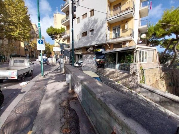 negozio in vendita a Napoli in zona Vomero