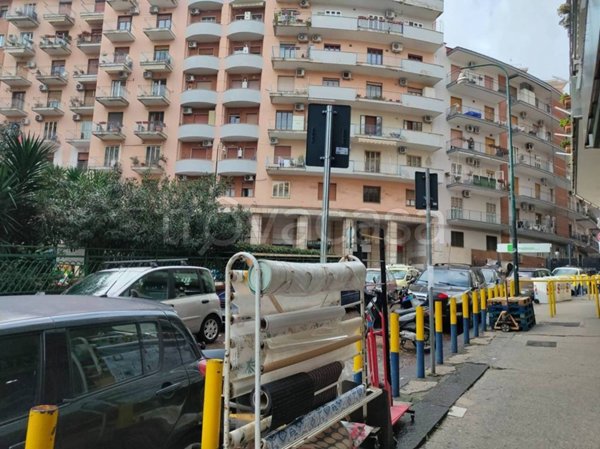negozio in vendita a Napoli in zona Stella