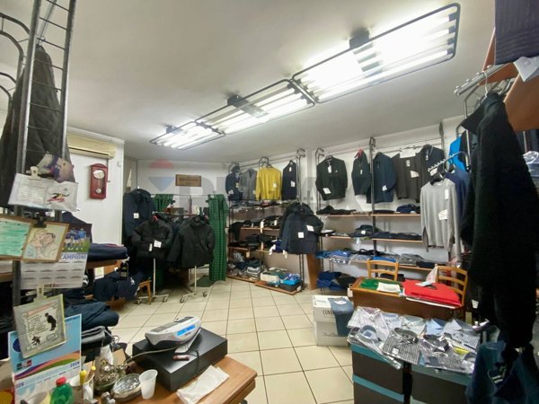 locale commerciale in vendita a Napoli in zona Arenella