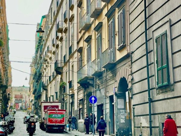 appartamento in vendita a Napoli in zona Chiaia