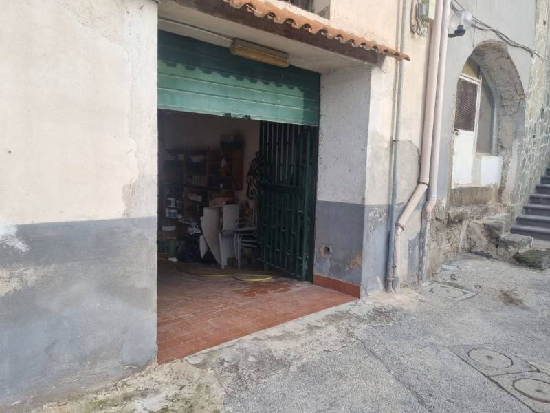locale commerciale in vendita a Napoli in zona Soccavo