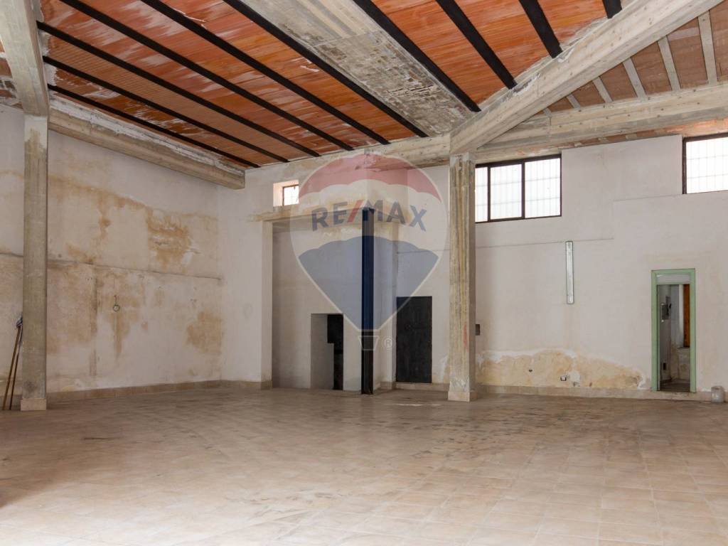 negozio in vendita a Napoli in zona Zona Industriale-Ferrovia