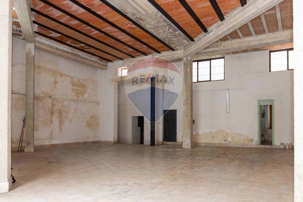 negozio in vendita a Napoli in zona Poggioreale