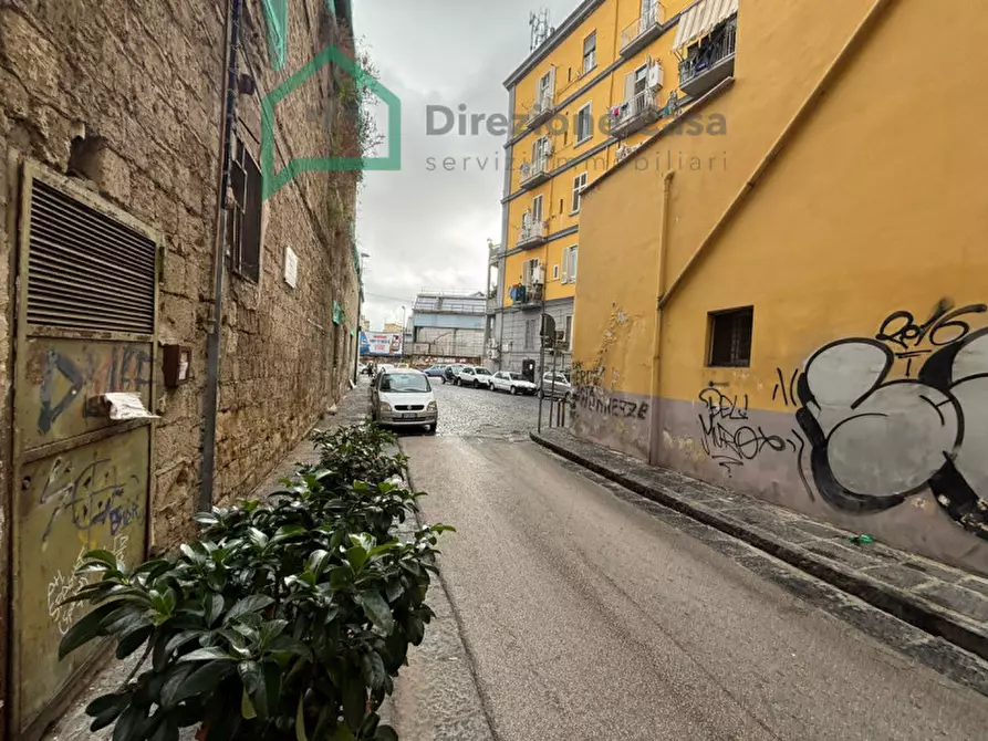 negozio in vendita a Napoli in zona San Carlo all'Arena