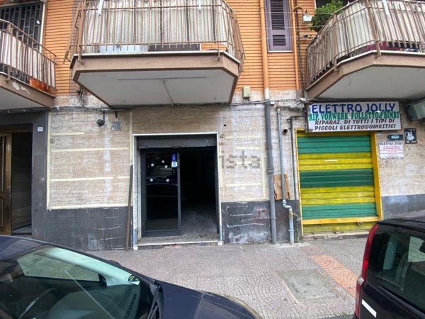 locale commerciale in vendita a Napoli in zona Secondigliano