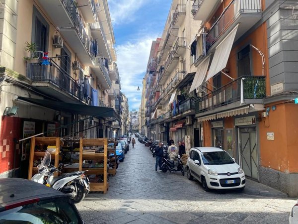 locale commerciale in vendita a Napoli in zona Pendino / San Giuseppe