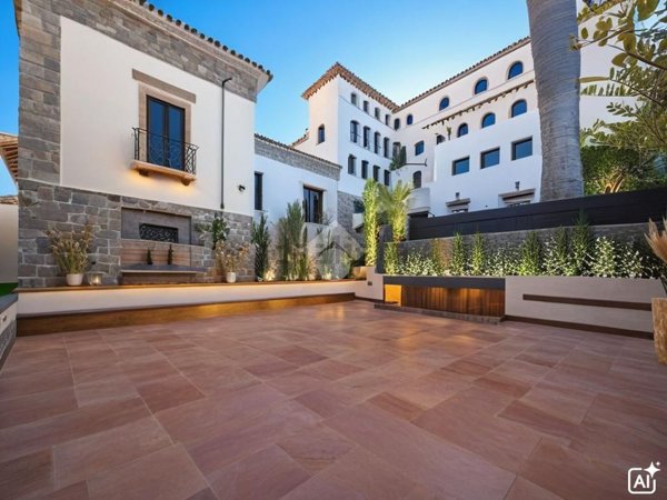 appartamento in vendita a Napoli in zona Chiaia