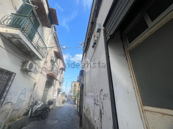locale commerciale in vendita a Napoli in zona Stella