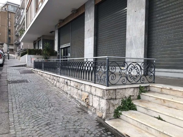 locale commerciale in vendita a Napoli in zona Chiaia